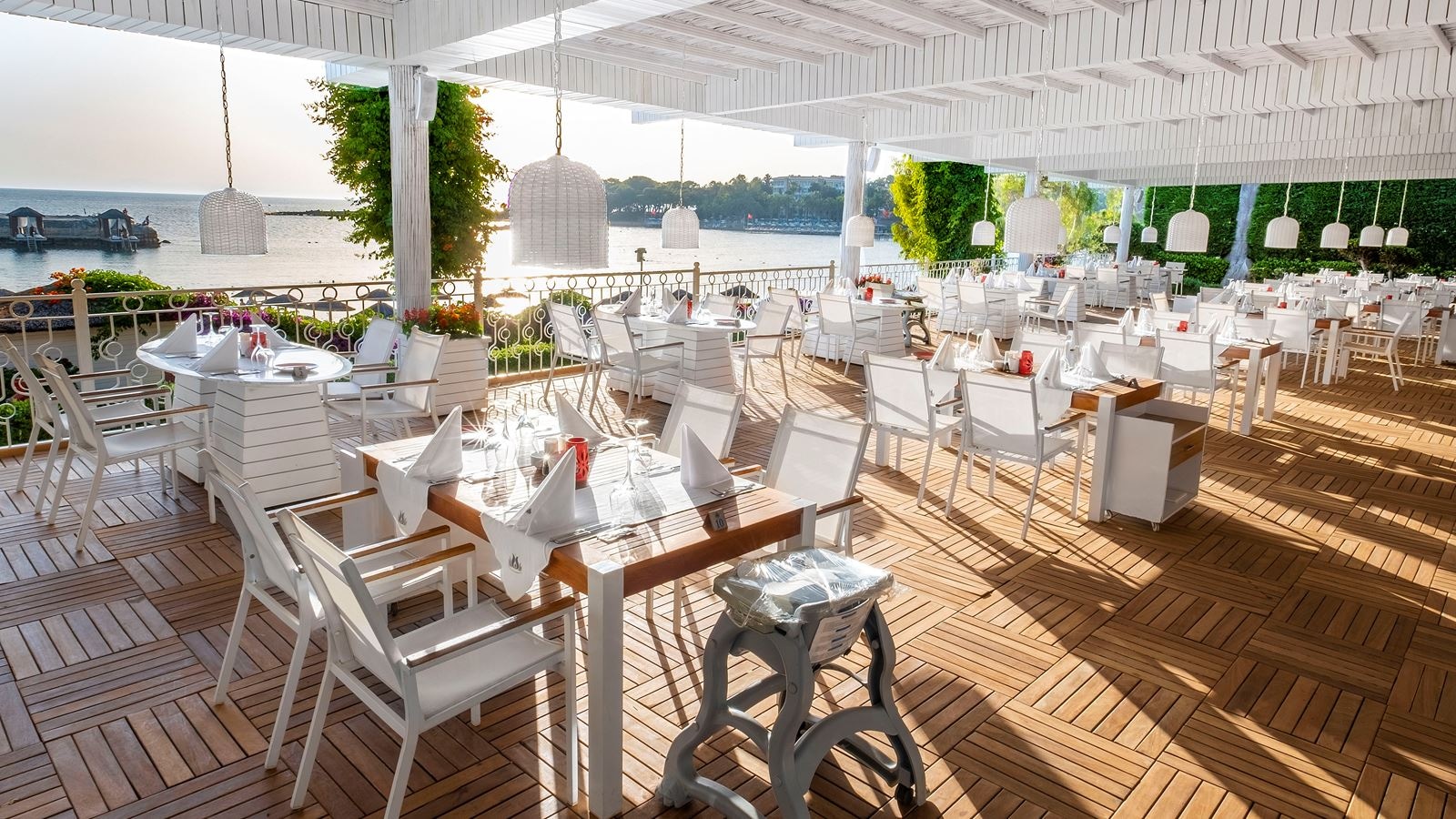 restaurants-the-red-lounge