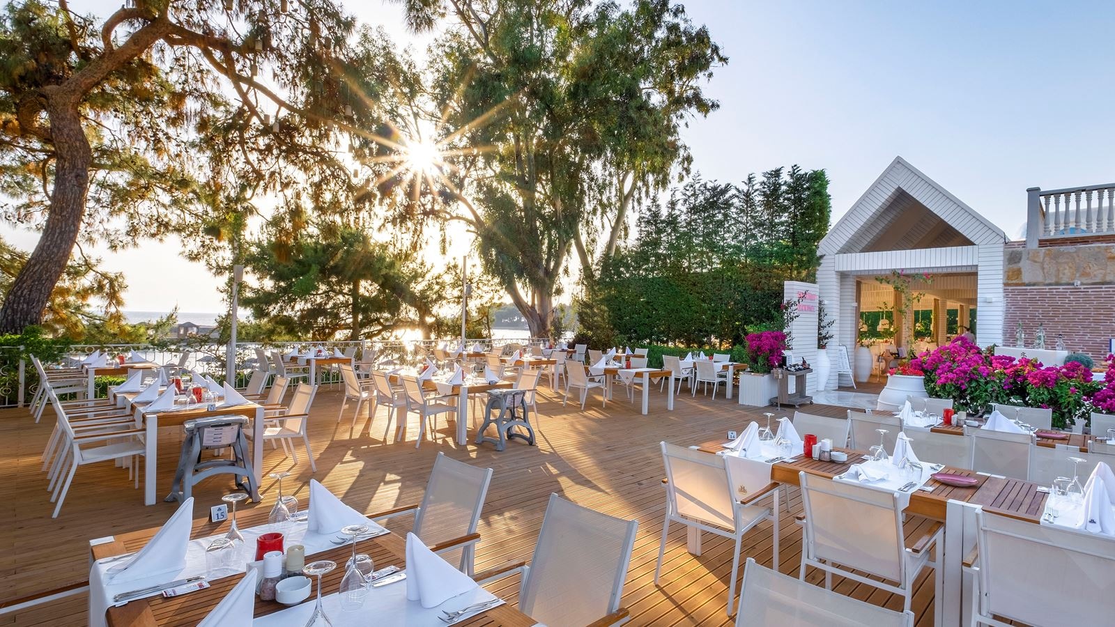 restaurants-the-red-lounge