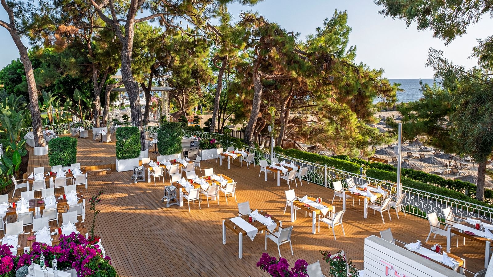 restaurants-the-red-lounge