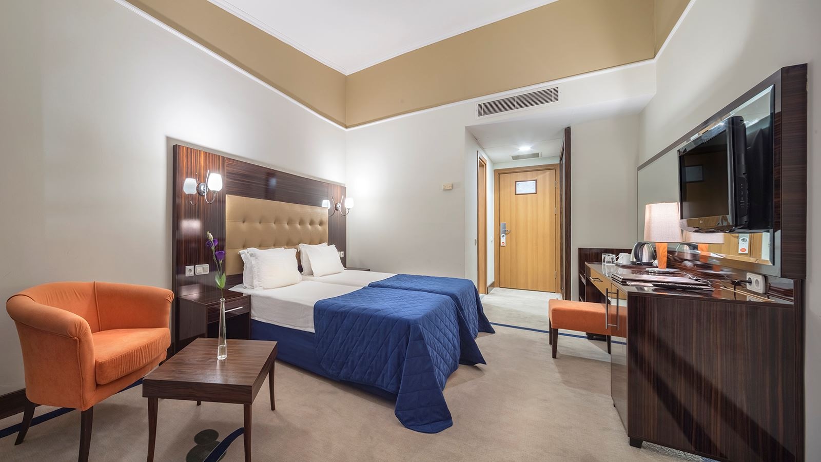 rooms-club-standard-room-bay-window