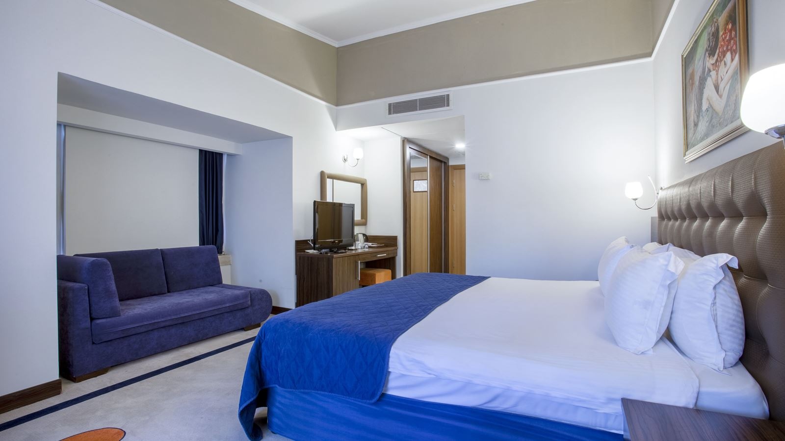 rooms-club-standard-room-bay-window