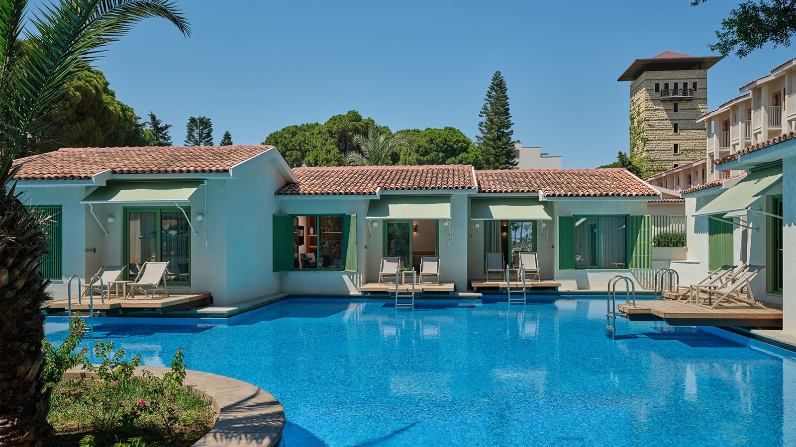 rooms-lake-suite-direct-pool-acces-+18-age