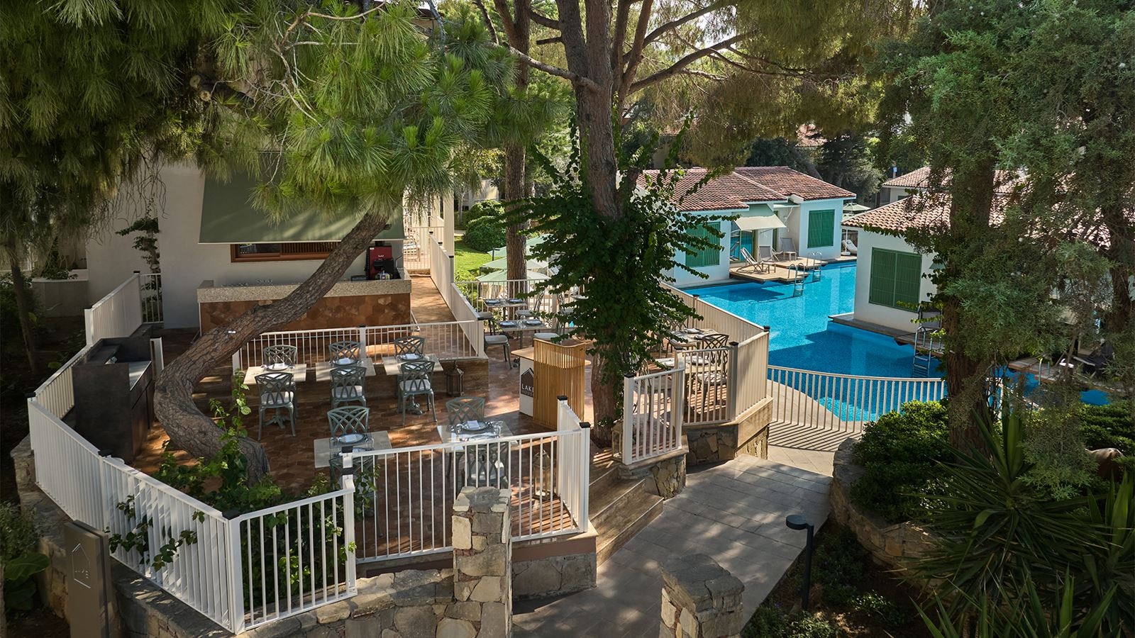 rooms-lake-suite-direct-pool-acces-+18-age