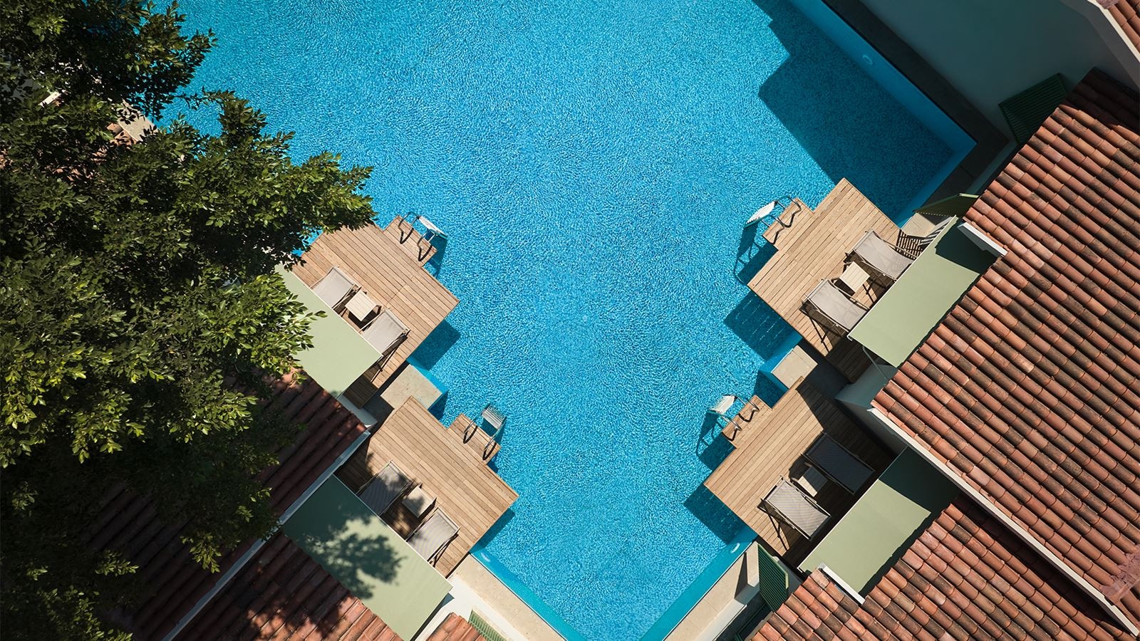 rooms-lake-suite-direct-pool-acces-+18-age