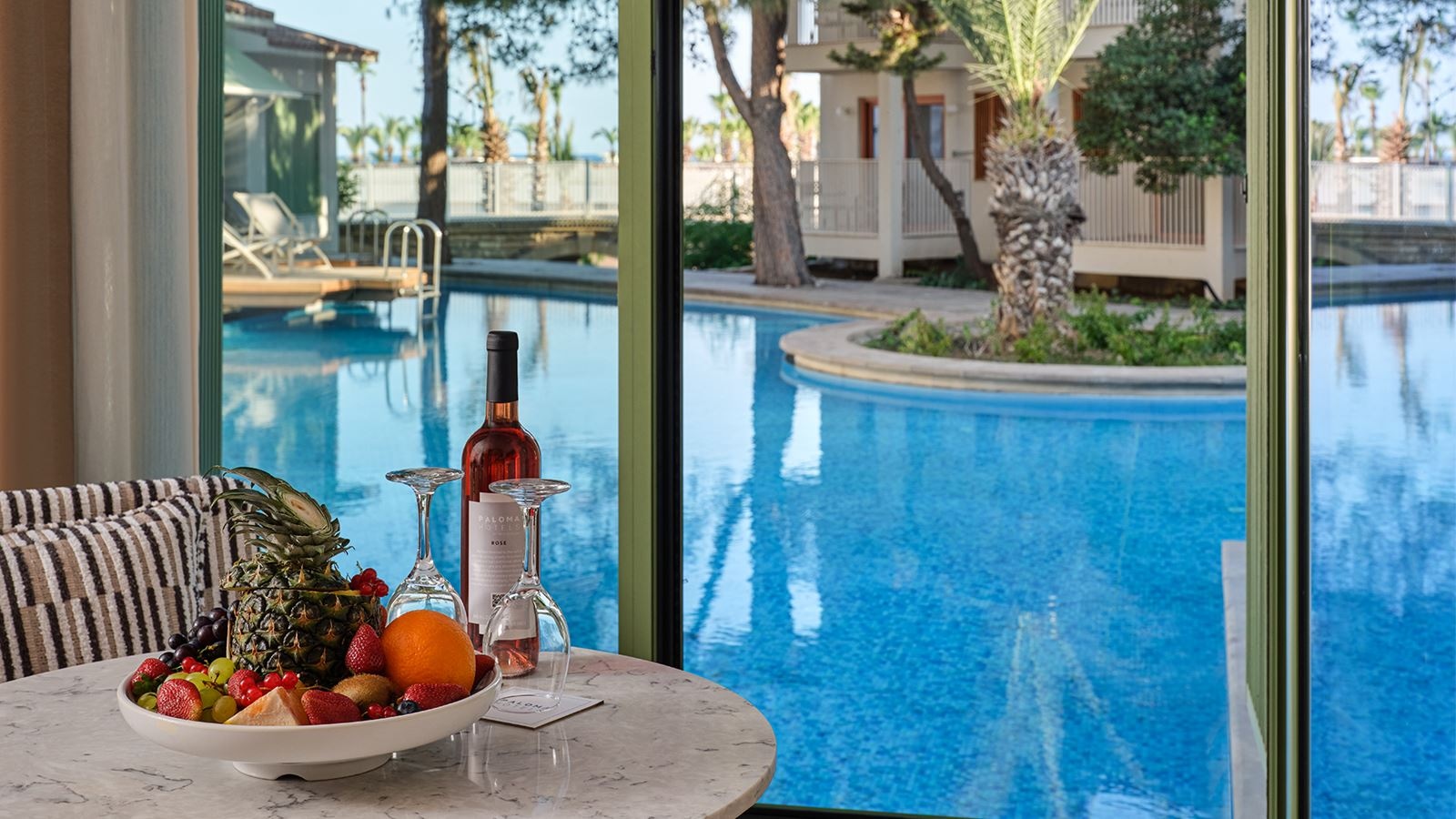 rooms-lake-suite-direct-pool-acces-+18-age