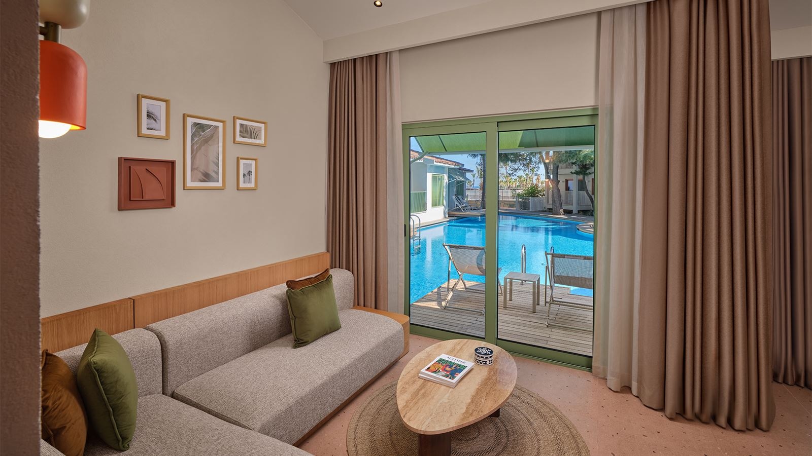 rooms-lake-suite-direct-pool-acces-+18-age