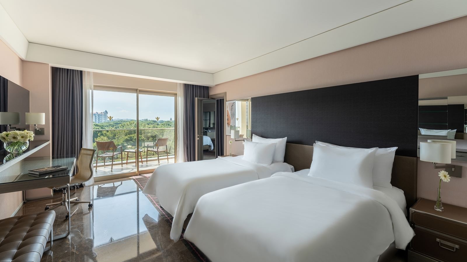 rooms-deluxe-family-room