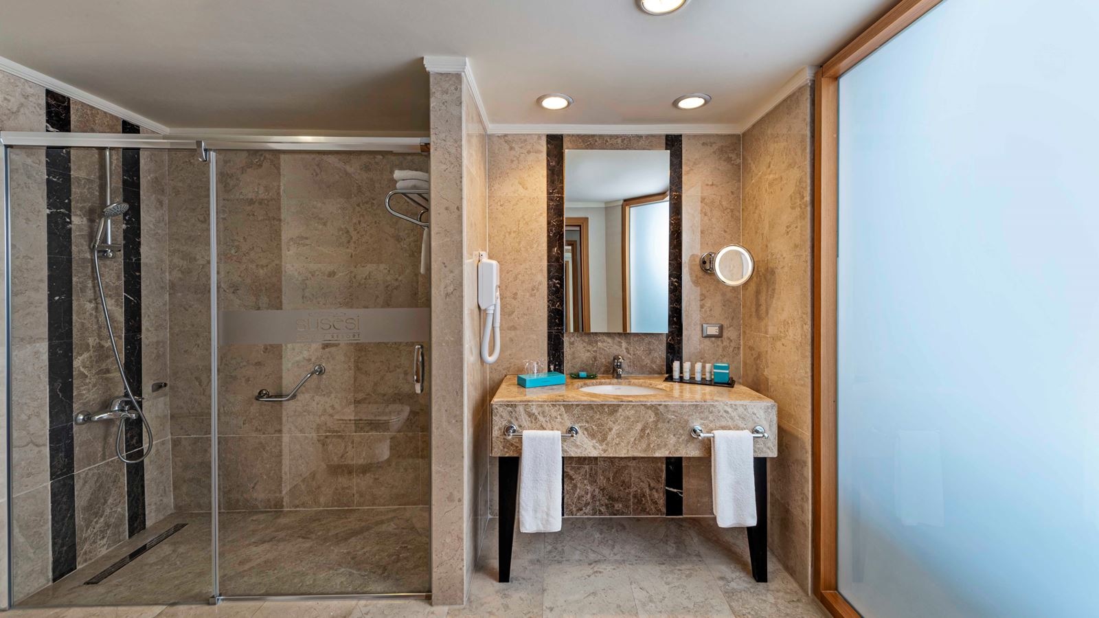 rooms-deluxe-room-land-view