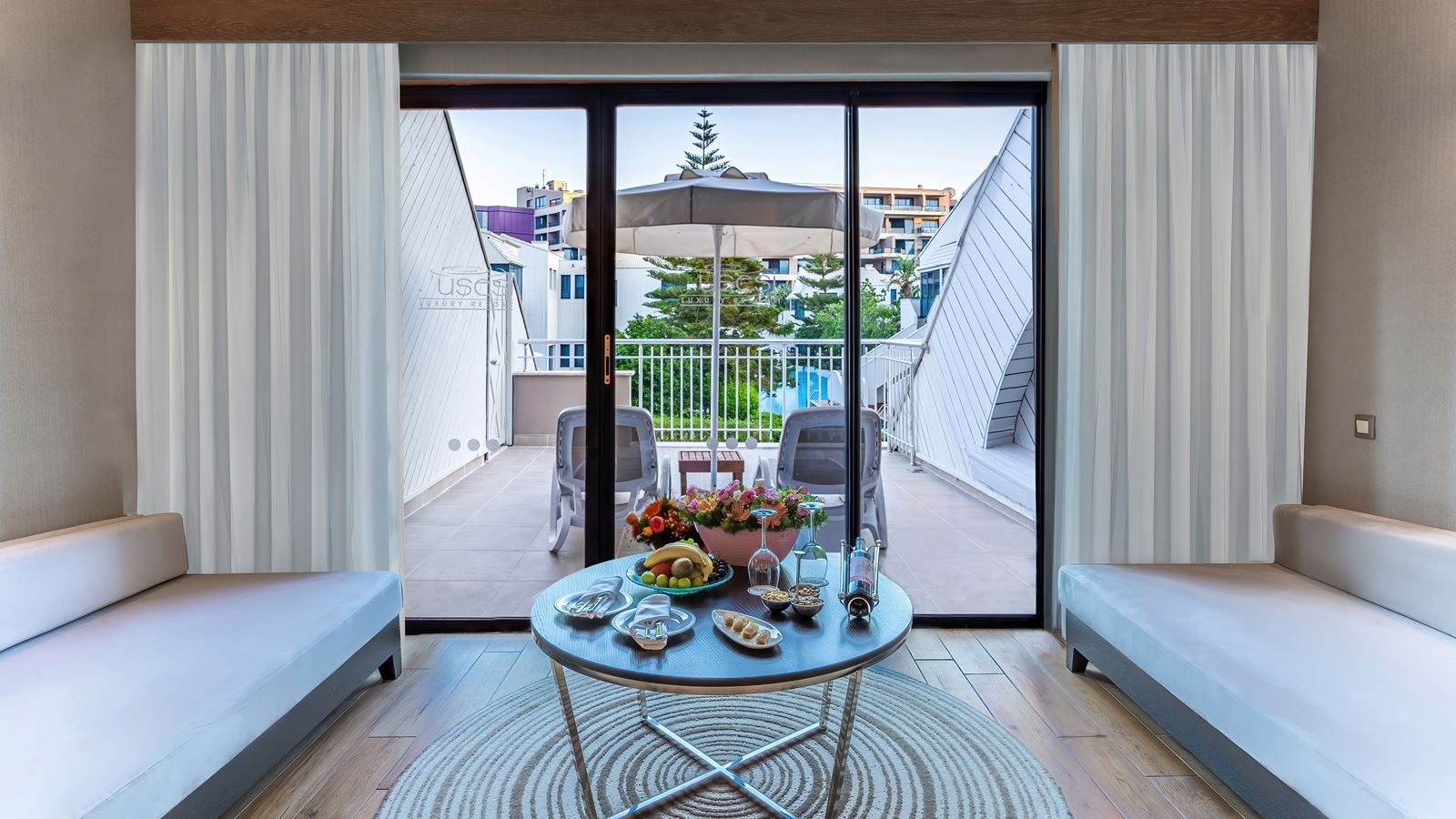 rooms-deluxe-superior-room-pool-acces