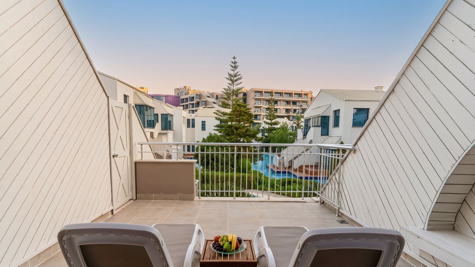 rooms-deluxe-superior-room-pool-acces