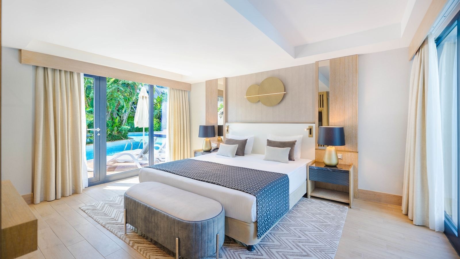 rooms-lake-suite-swim-up-room