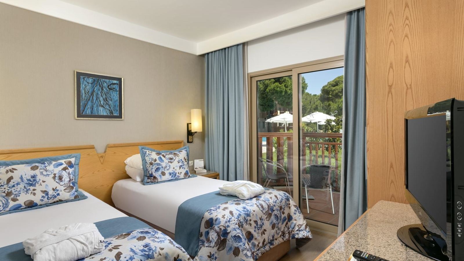 rooms-bungalow-family-room-1-bathroom