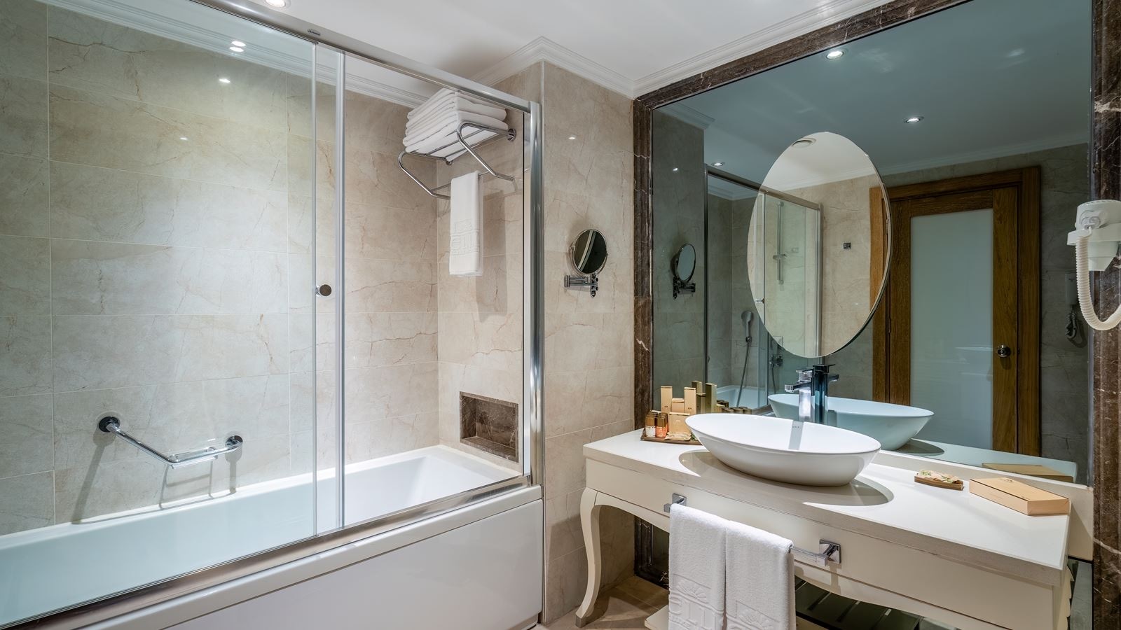 rooms-jasmine-pool-view-family