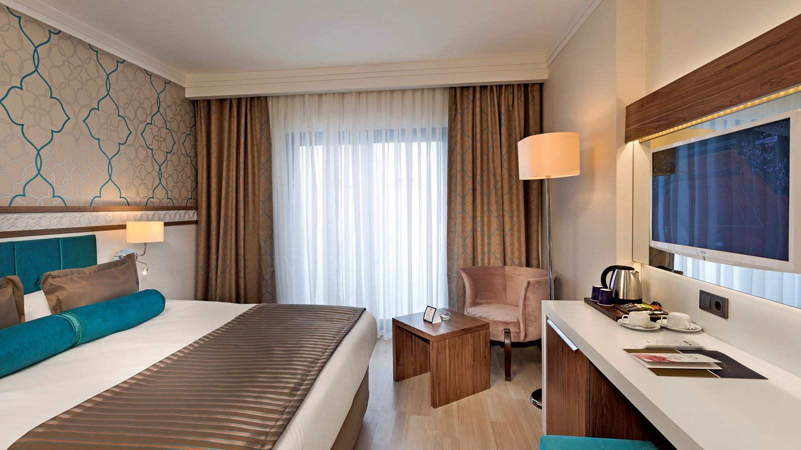 rooms-family-room-land-side