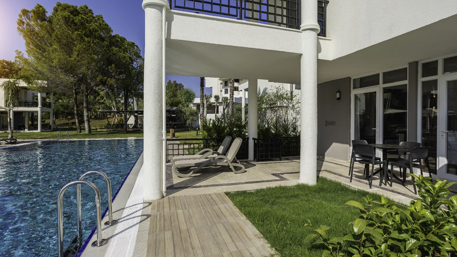 rooms-lake-swim-up-family-suit