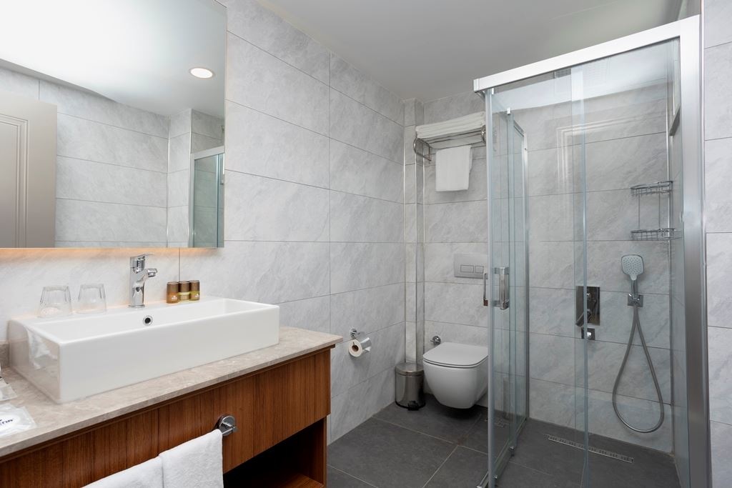 rooms-lake-swimup-superior-room-up-floor