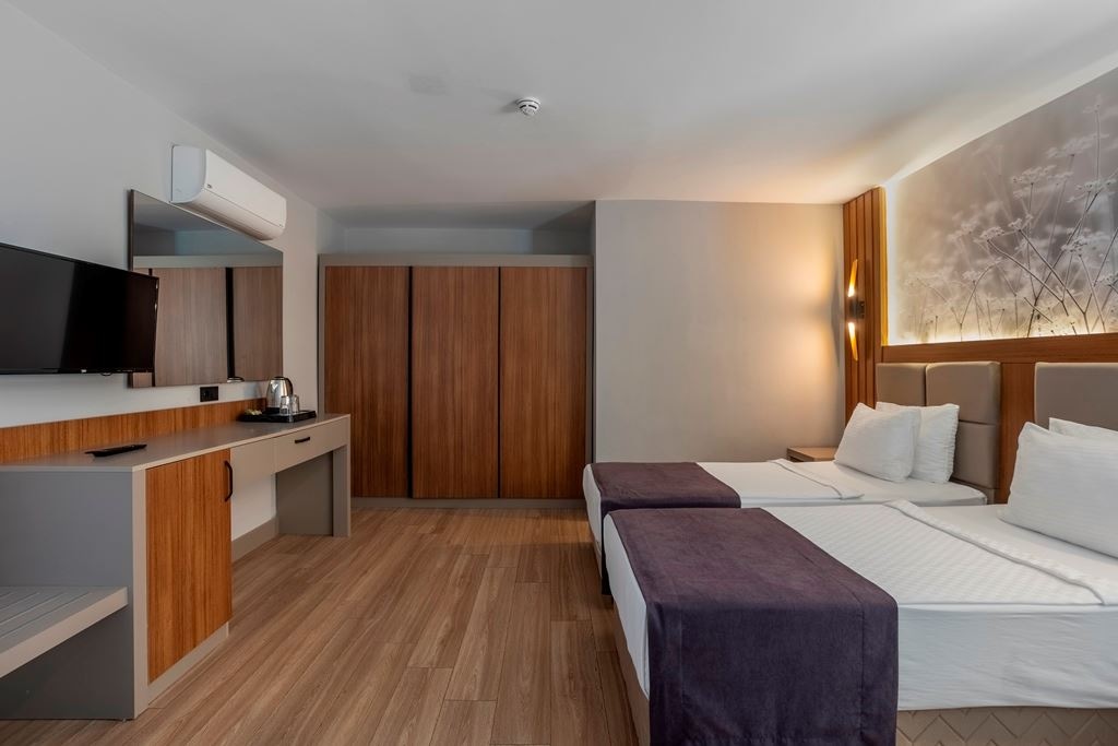 rooms-lake-family-suit