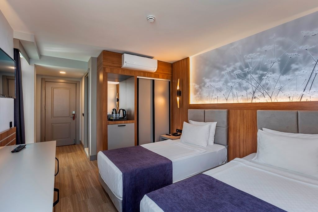 rooms-lake-swimup-superior-room-up-floor