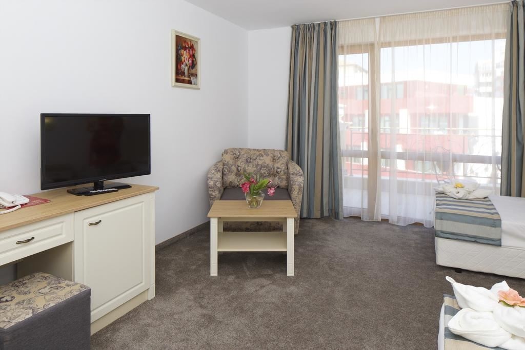 rooms-triple-annex-room-balcony