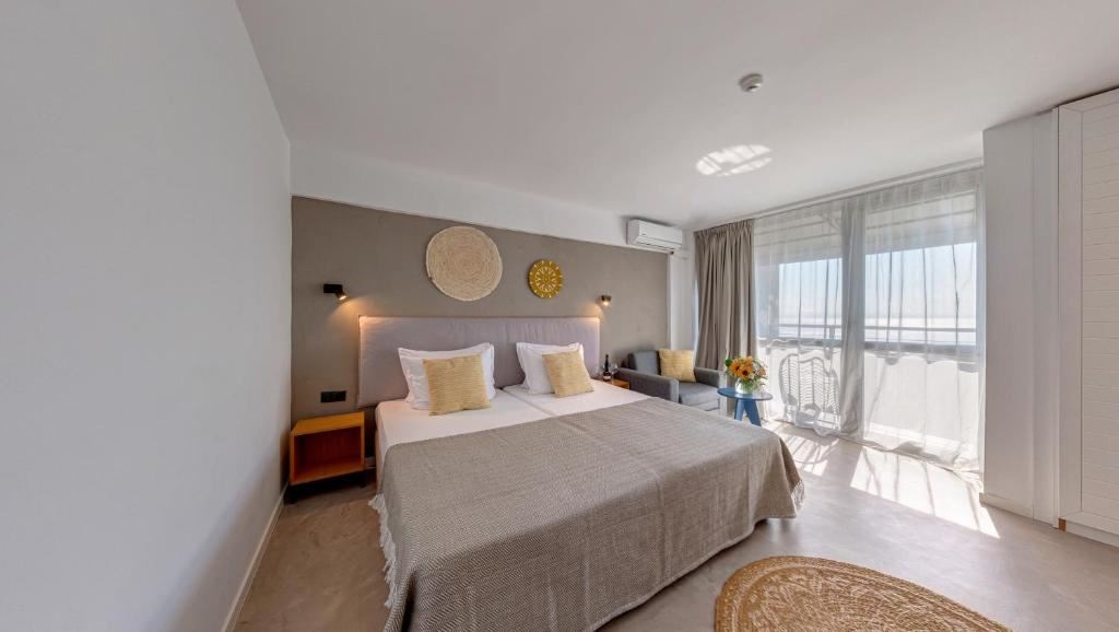 rooms-standard-apartment-balcony-or-terrace