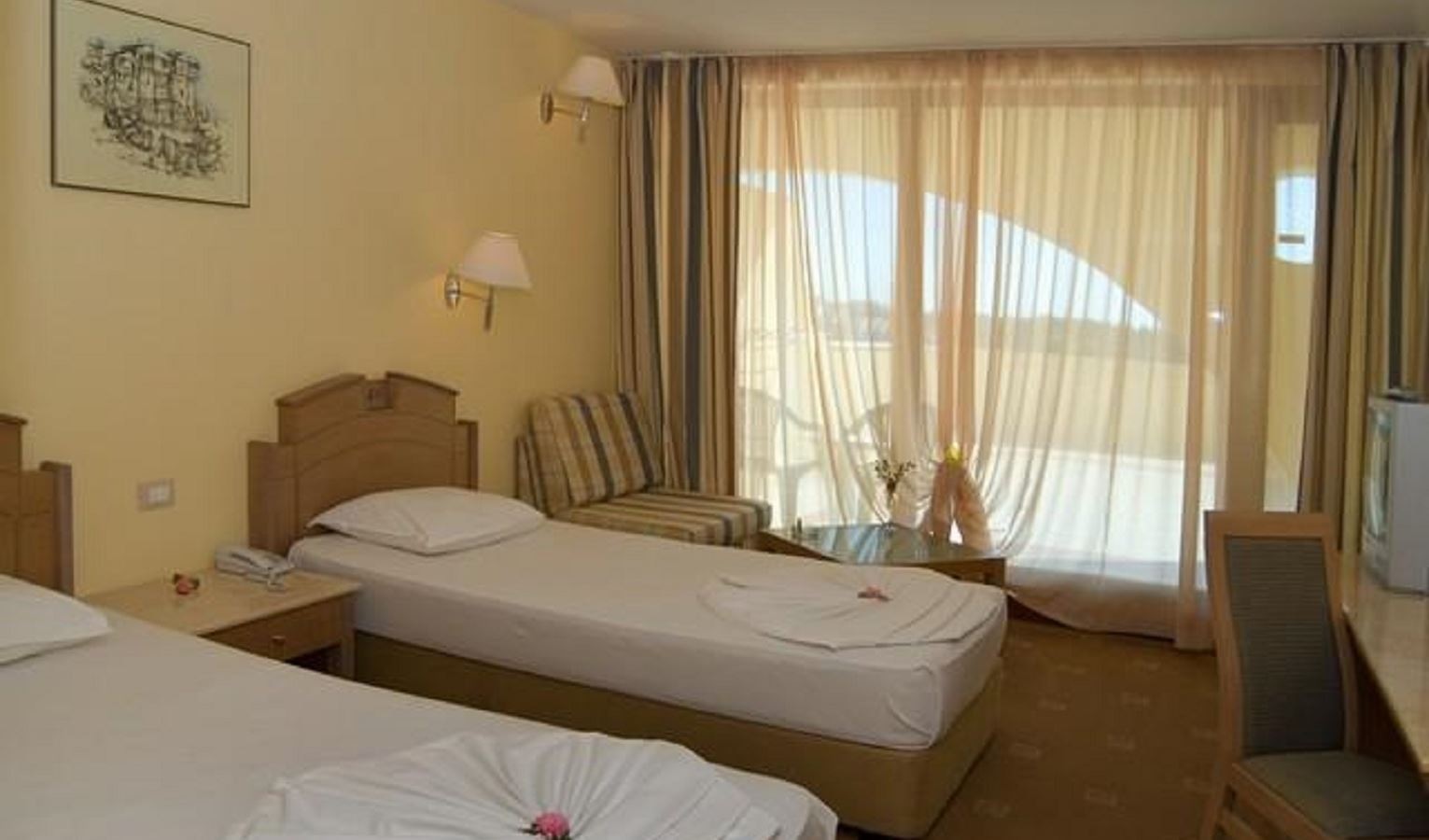 rooms-standard-room-lateralseaview-balcony-or-terrace