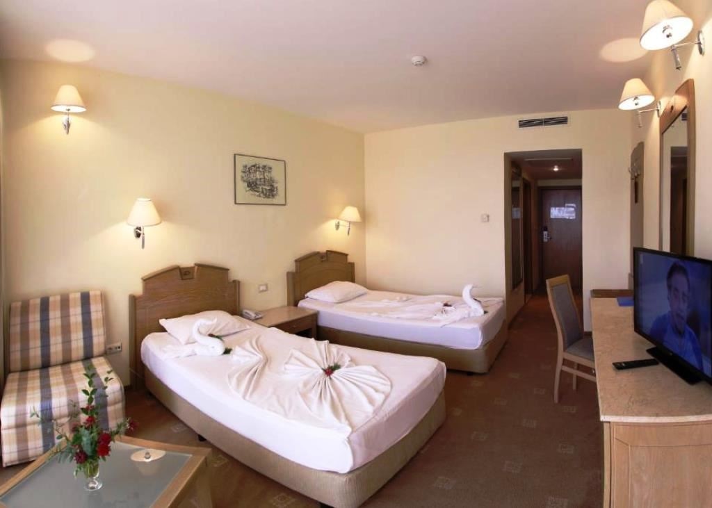 rooms-single-wchild-standard-room-lateralseaview-balcony-or-terrace