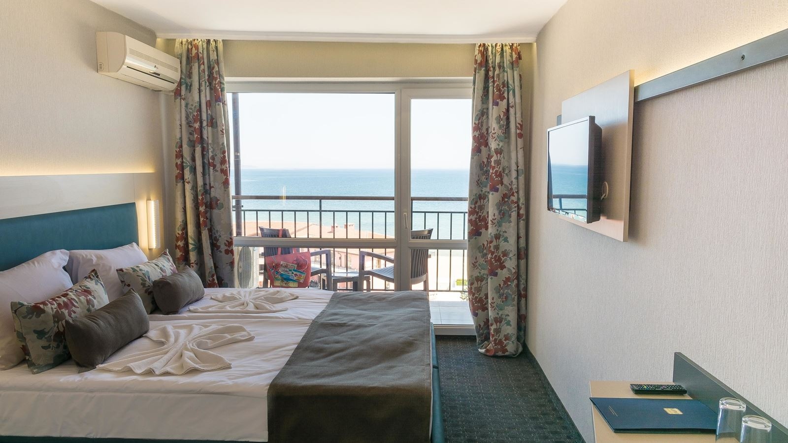 rooms-standard-room-lateral-seaview-balcony-or-terrace