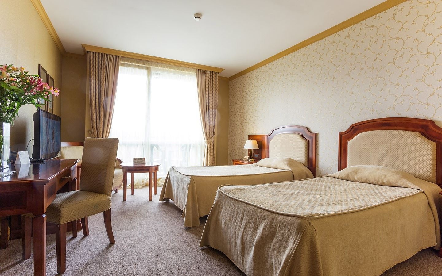 rooms-twin-standard-room-pool-view-balcony