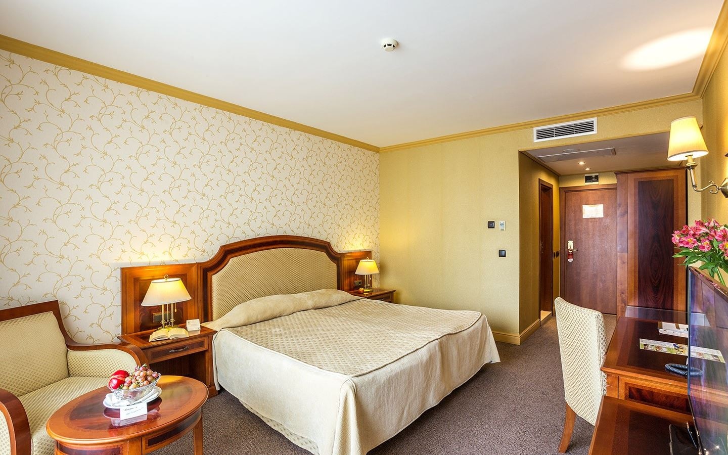 rooms-standard-room-pool-view-balcony