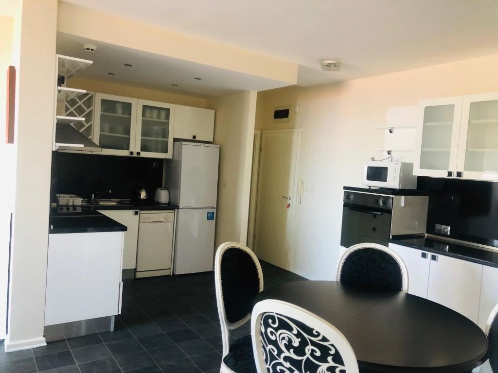 rooms-three-bedroom-apartment-sea-view