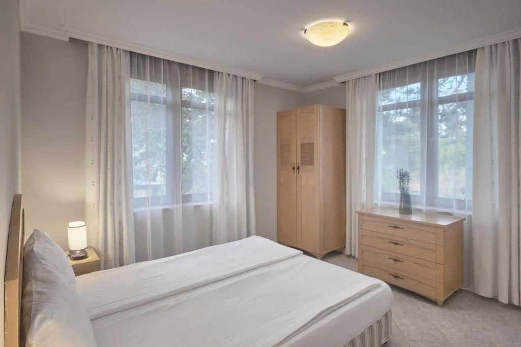 rooms-1-bedroom-apartment-park-view-balcony