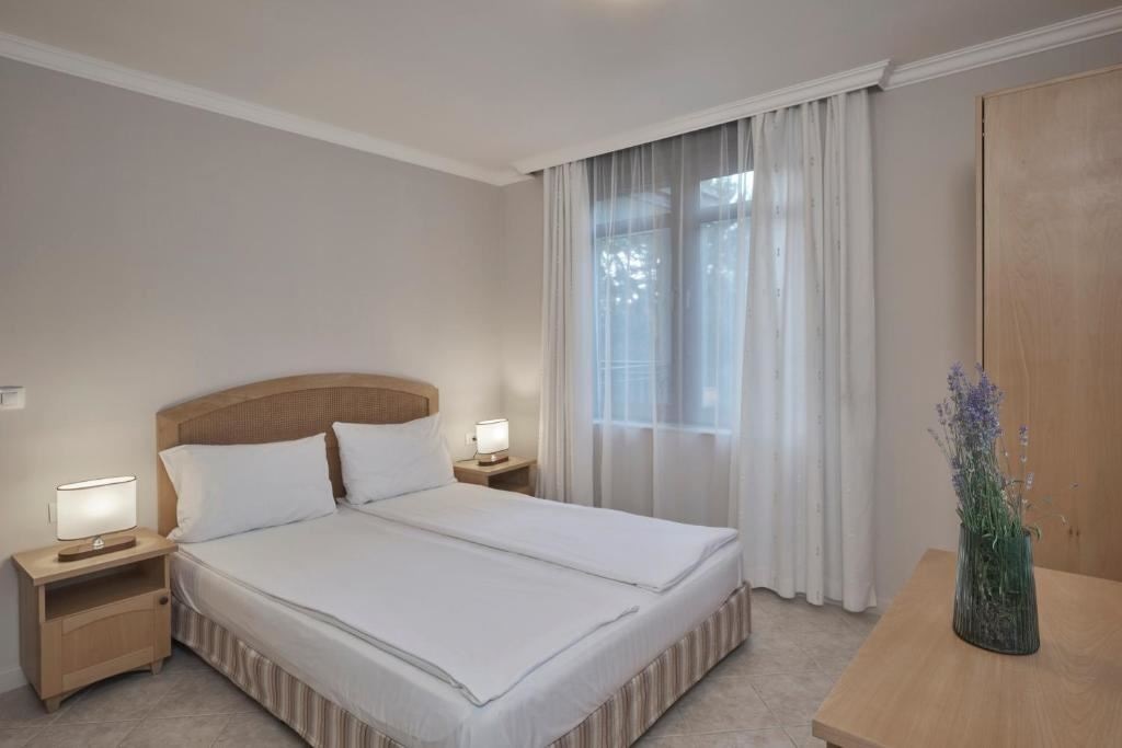 rooms-1-bedroom-apartment-park-view-balcony