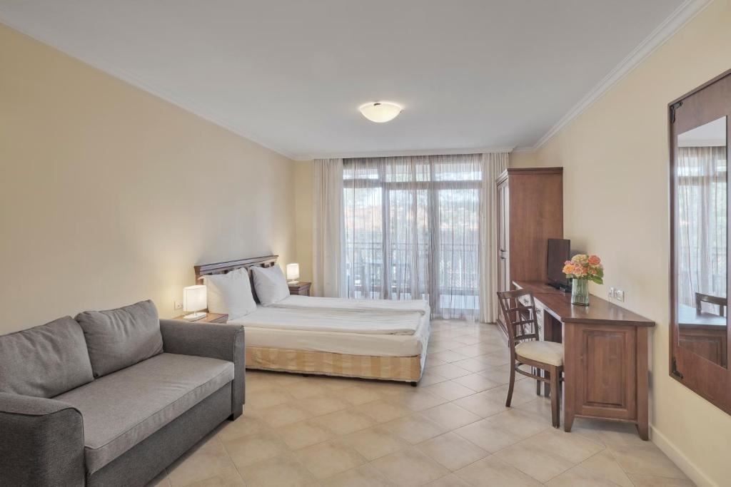 rooms-standard-studio-park-view-balcony-or-terrace