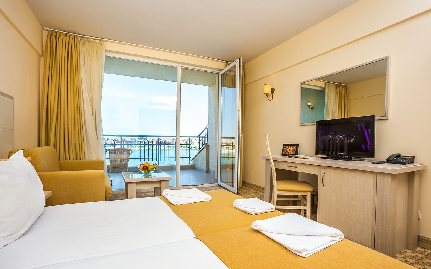 rooms-double-standard-room-seaview-balcony