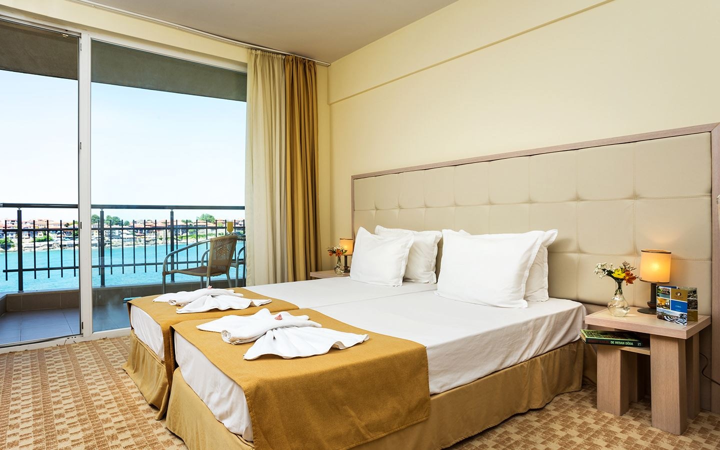 rooms-double-standard-apartment-balcony