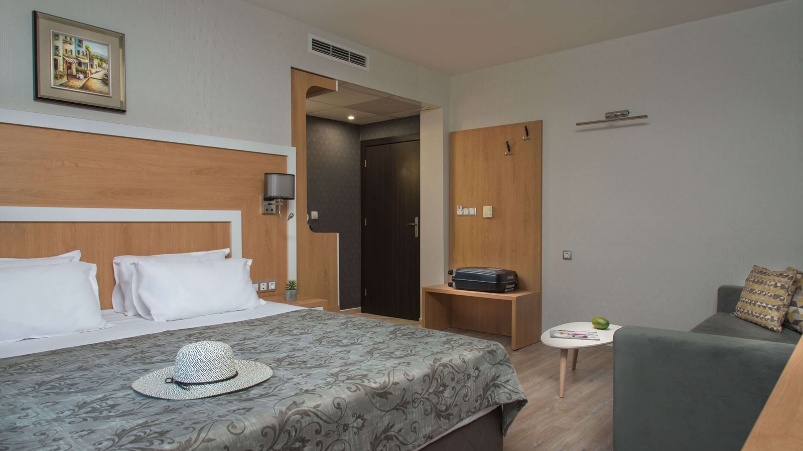 rooms-standard-familyroom-balcony