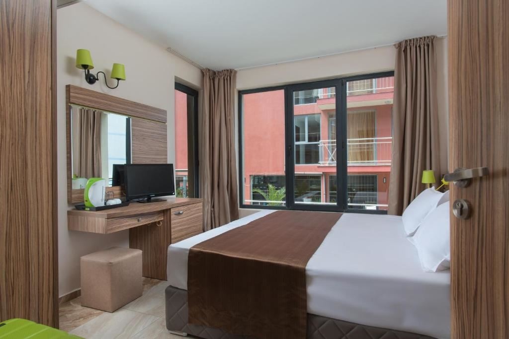 rooms-double-standard-room-balcony-promotion