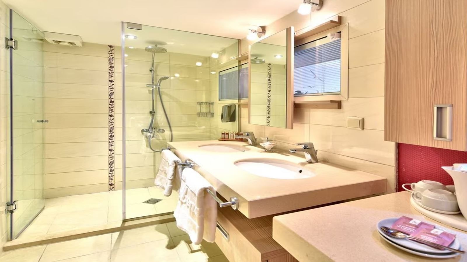 rooms-single-wchild-deluxe-room-gardenview-balcony-or-terrace