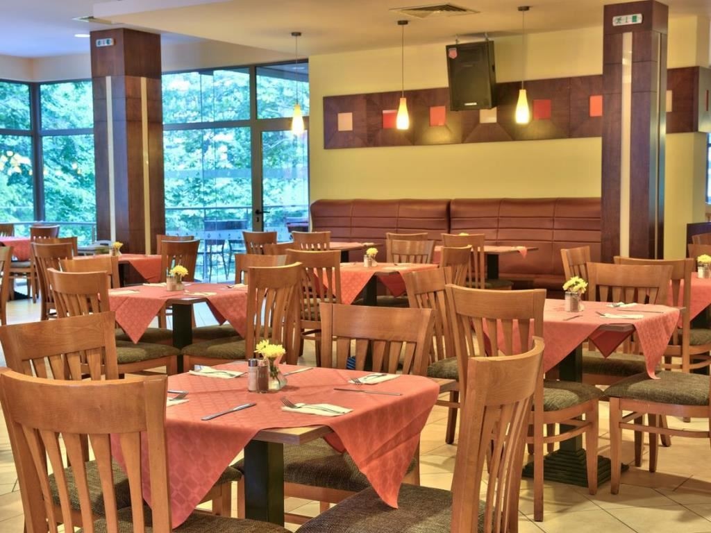 restaurants-restaurant