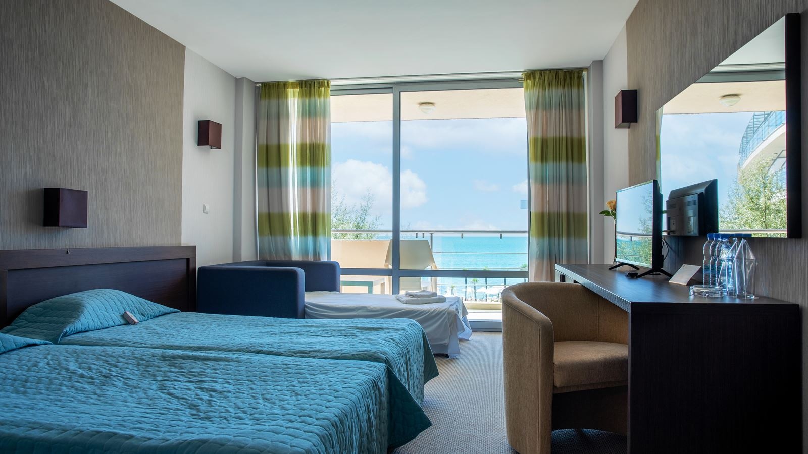 rooms-twin-room-poolsea-view