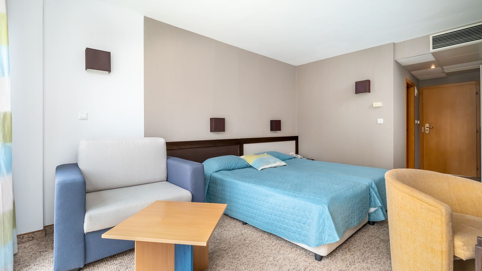 rooms-twin-room-poolsea-view