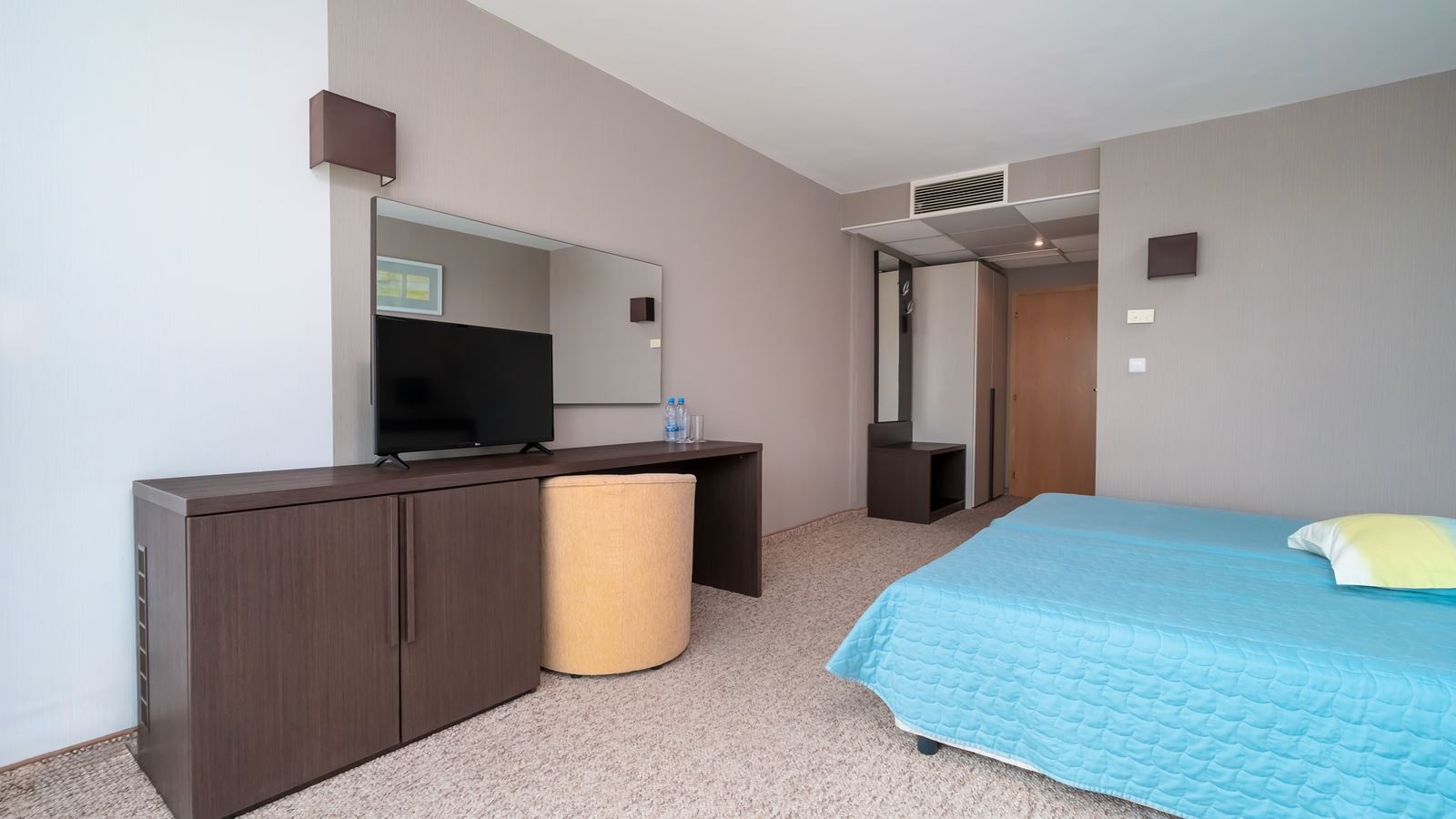 rooms-twin-room-poolsea-view