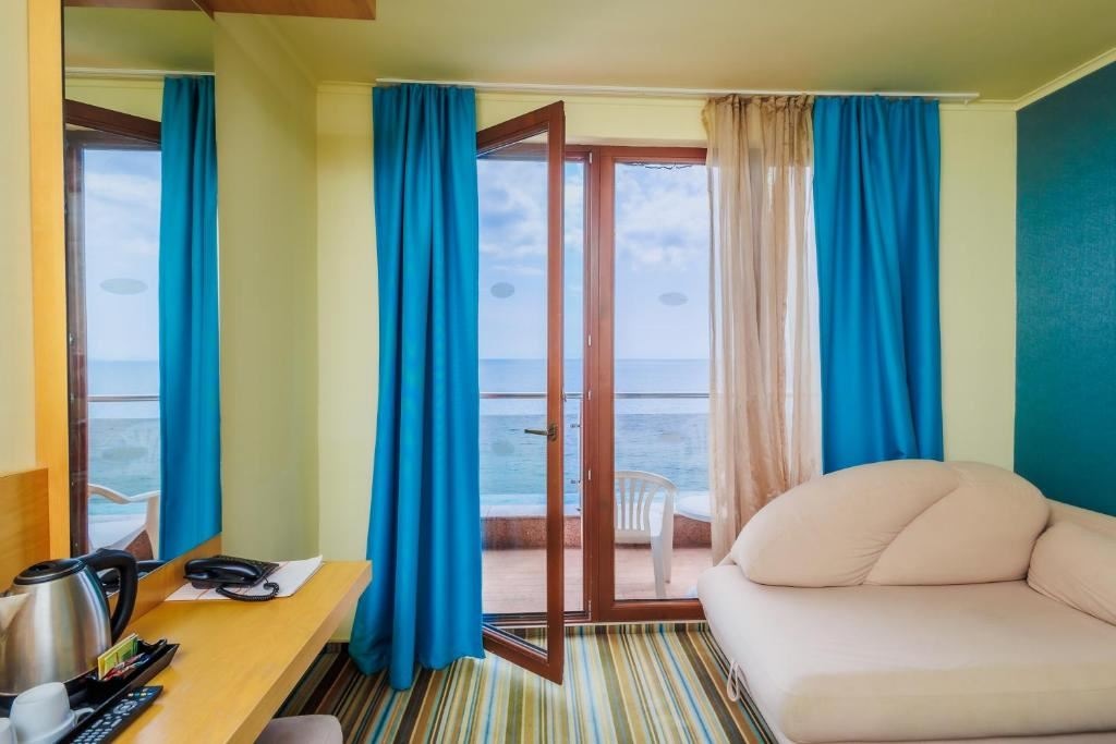 rooms-single-wchild-standard-room-seaview-balcony