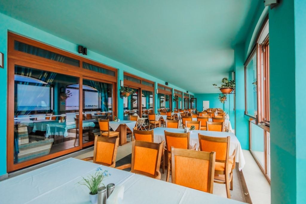 restaurants-restaurant