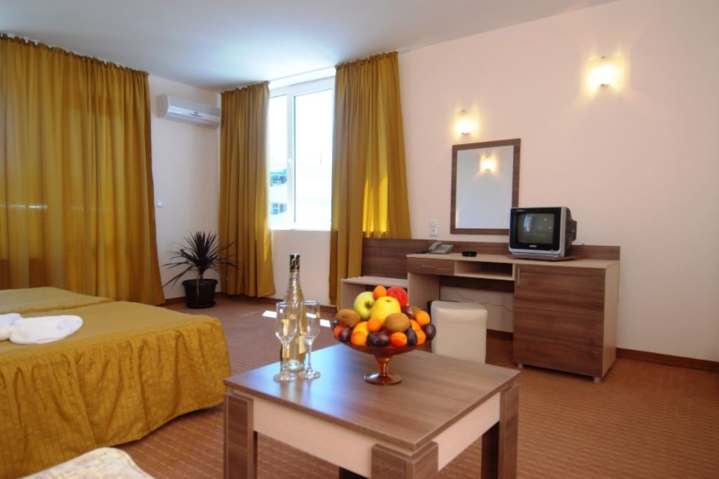 rooms-single-wchild-standard-room-balcony