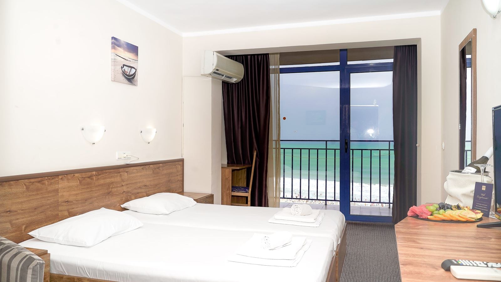 rooms-single-wchild-standard-room-seaview-balcony