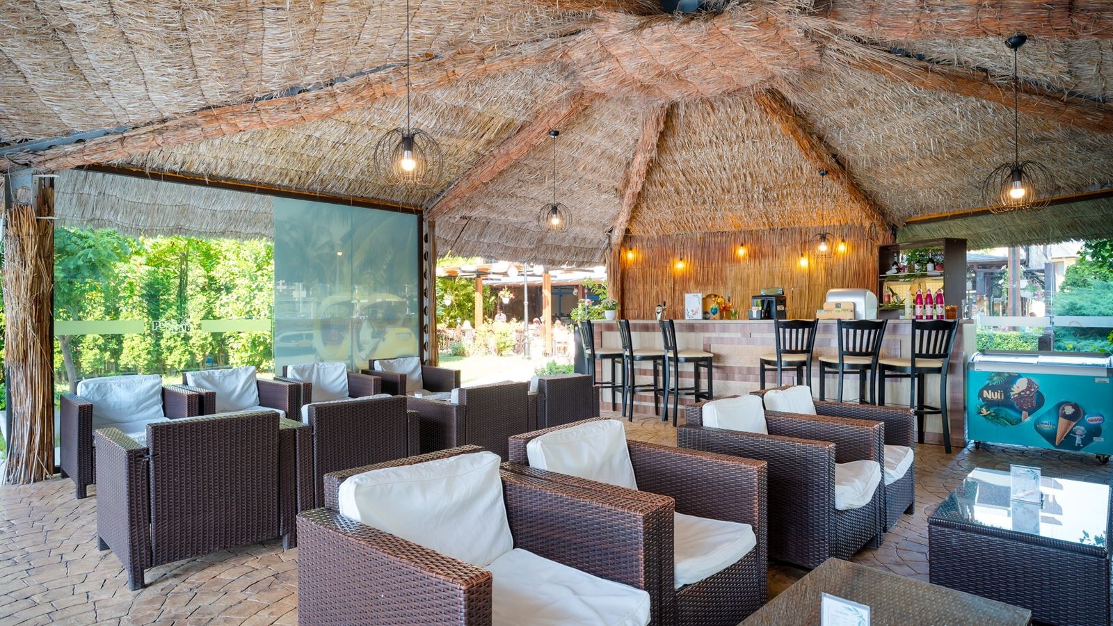 restaurants-pool-bar