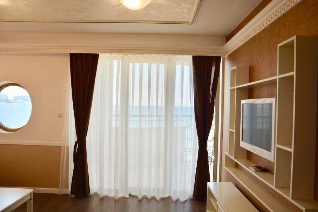 rooms-deluxe-apartment-seaview-balcony-or-terrace