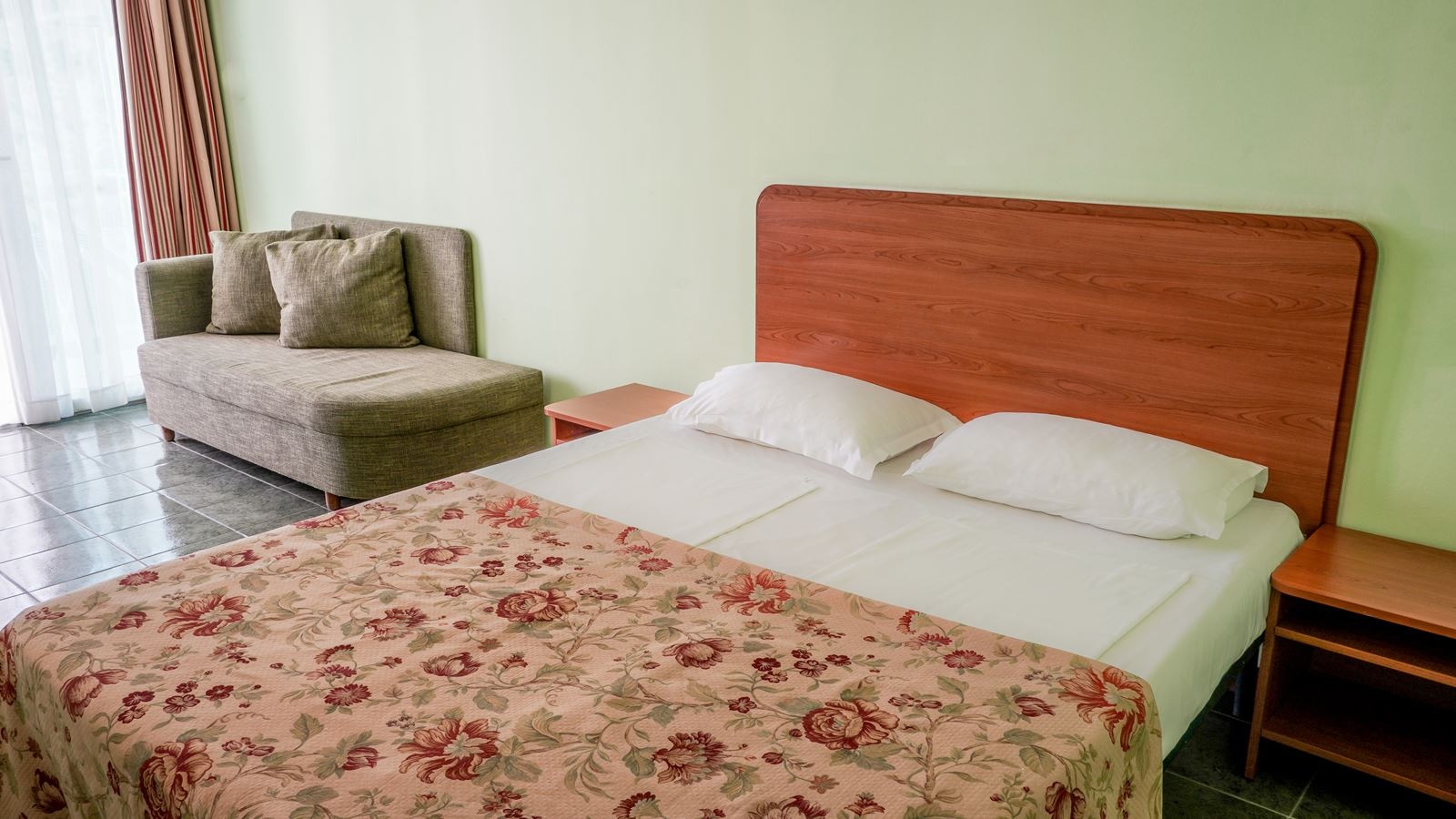 rooms-single-wchild-standard-room-balcony