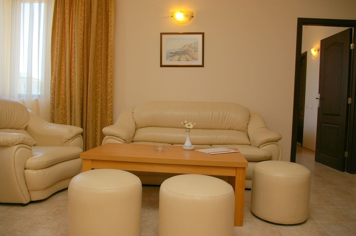 rooms-1-bedroom-standard-apartment-balcony